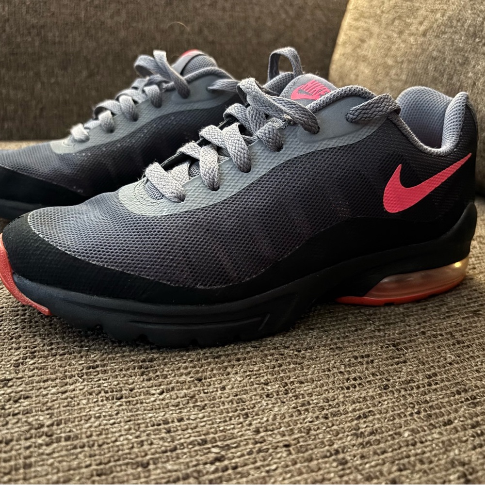Nike Air Max Black and Pink Sneakers